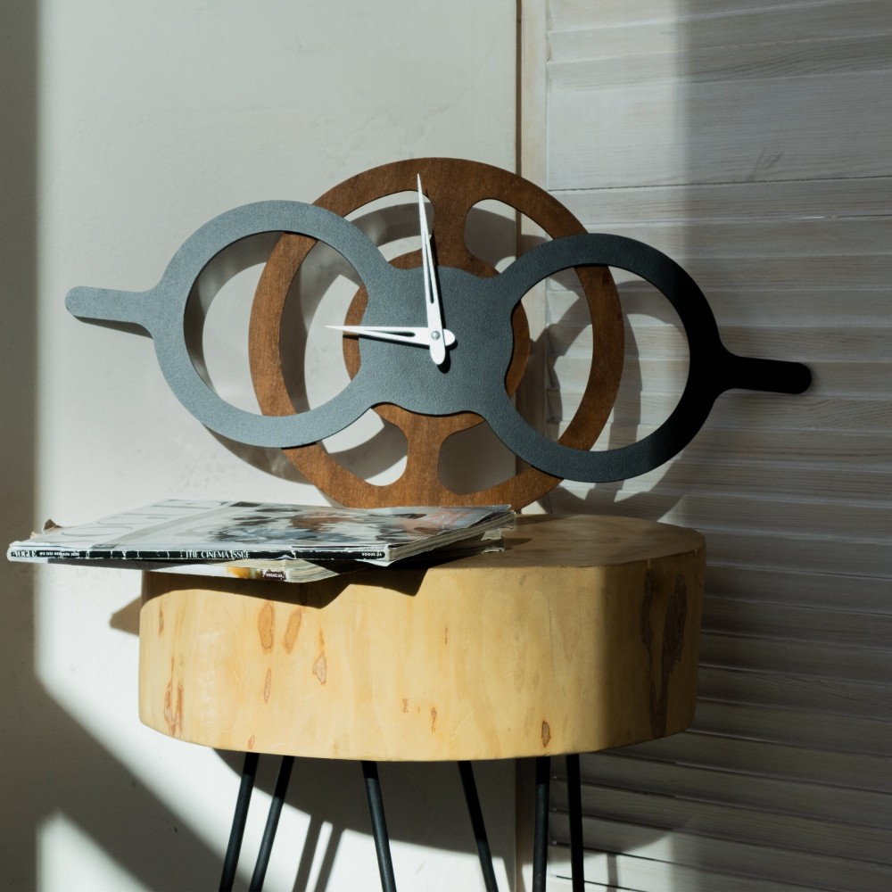 Minimalist horizontal clock